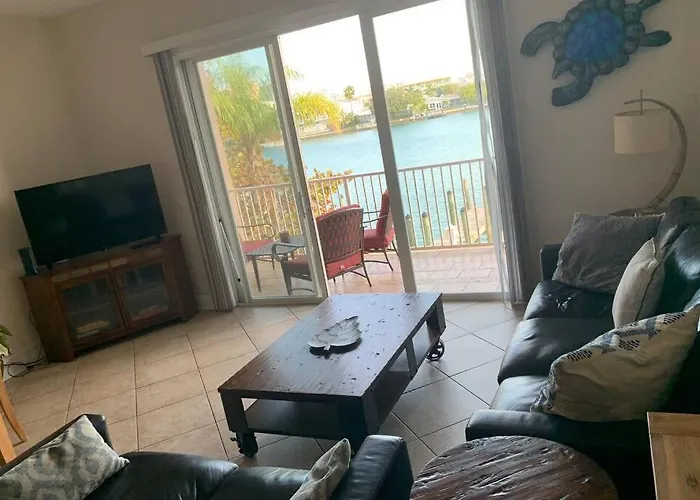 Luxury And Spacious Waterside Getaway *