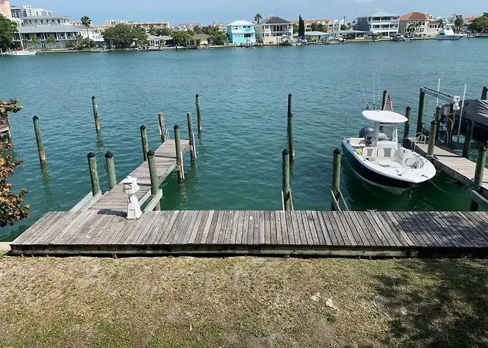 Luxury And Spacious Waterside Getaway Holiday home *